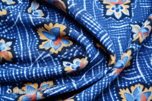 商场中的亚麻与针织 夏日衣橱的自然选择与舒适哲学