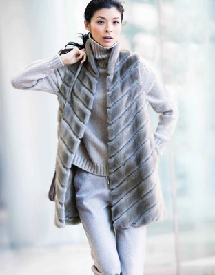 冬日里的同色系女子 6套柔和色彩针织搭配方案